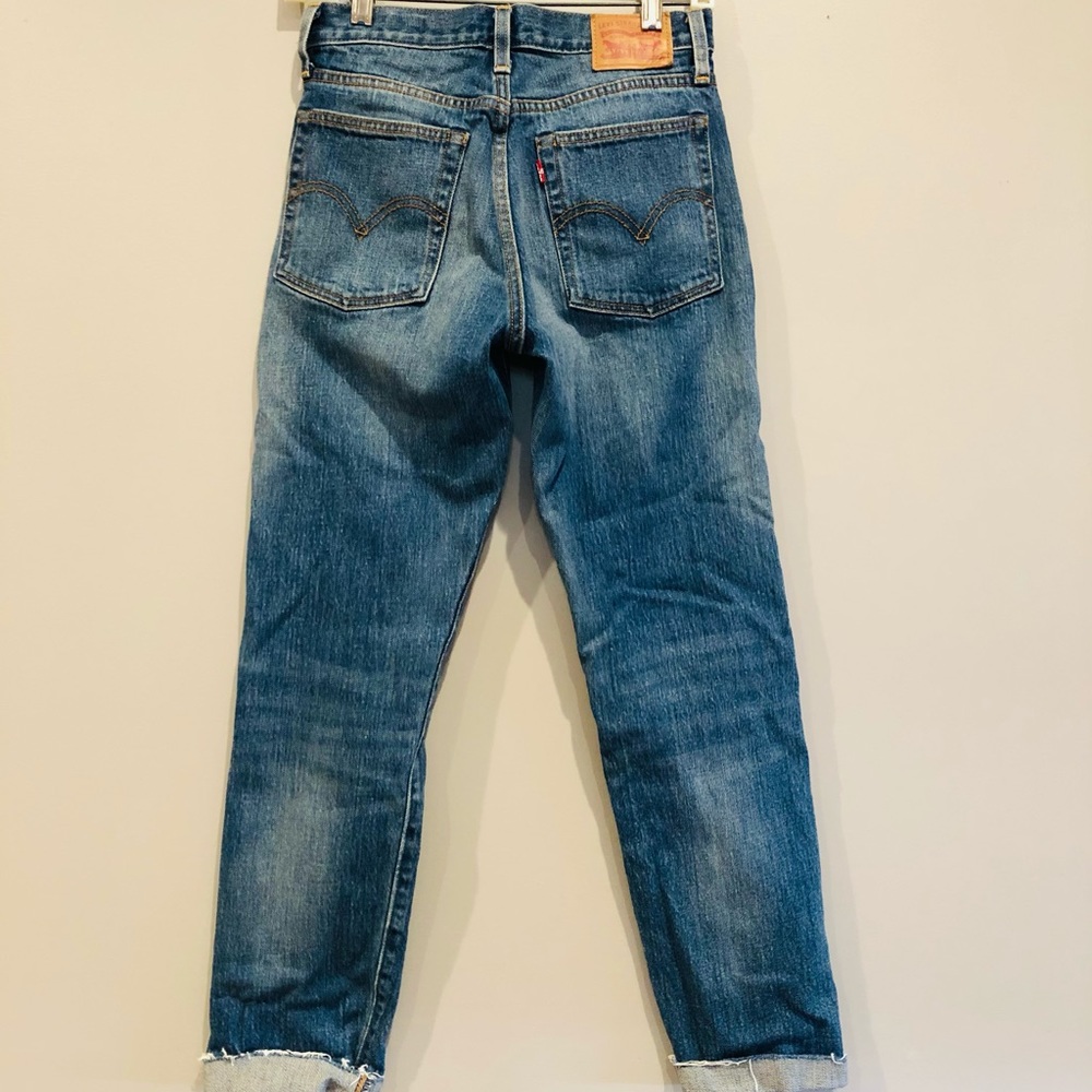 MOM JEAN💕NWOT BOUTIQUE LEVI FITTED CROP